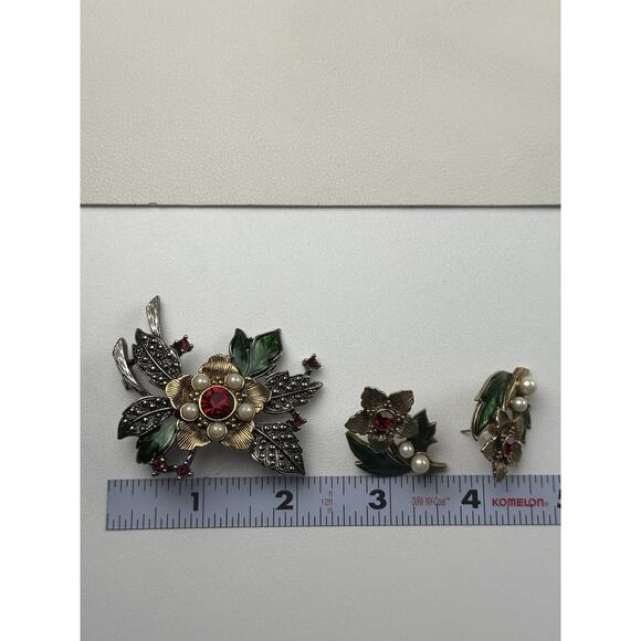 Avon Vintage Brooch & Pierced Earring Set Rich Christmas Faux Pearl Red Green - Picture 2 of 11